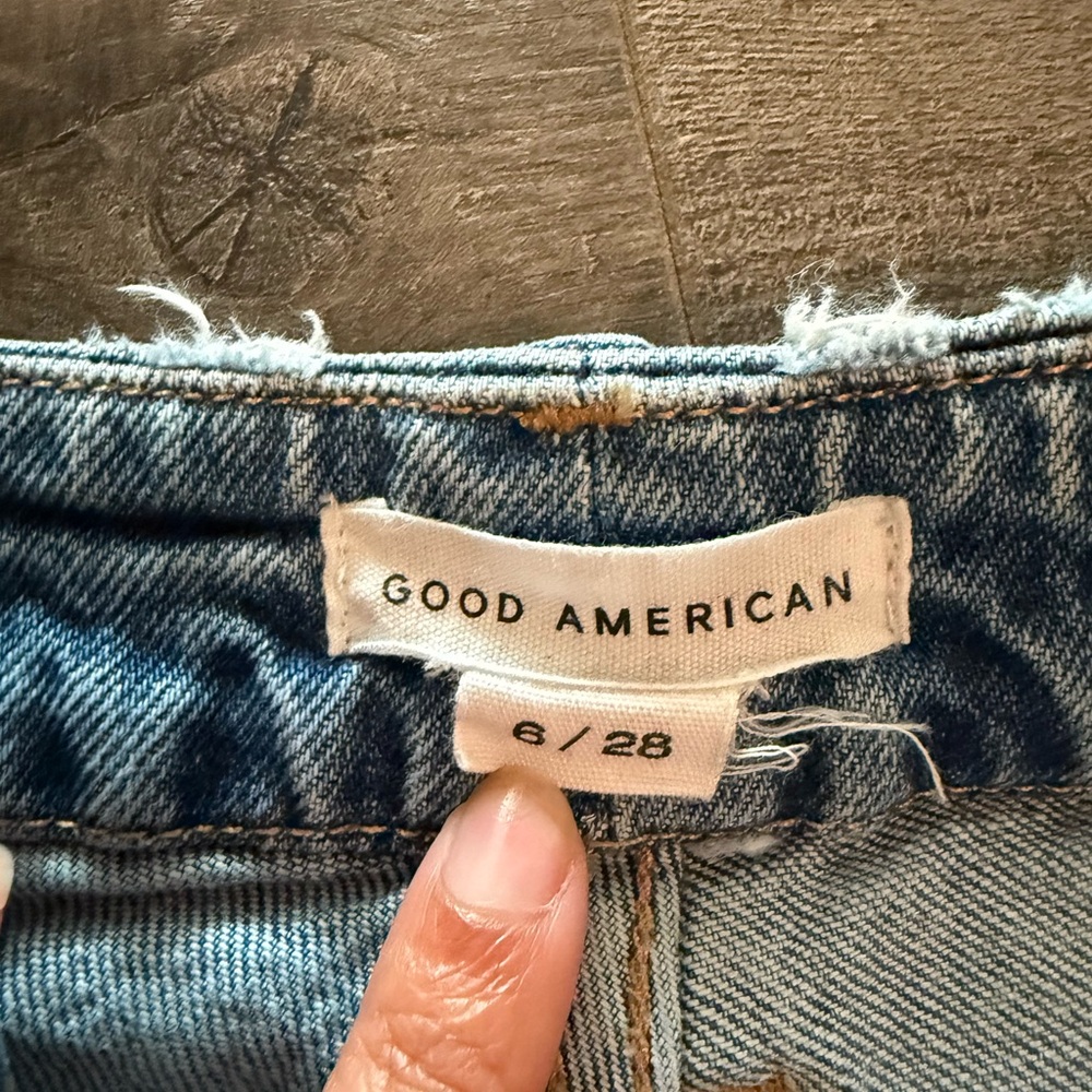 Good American Frayed Hem Straight Leg Jeans - Light Blue - Picture 5 of 6